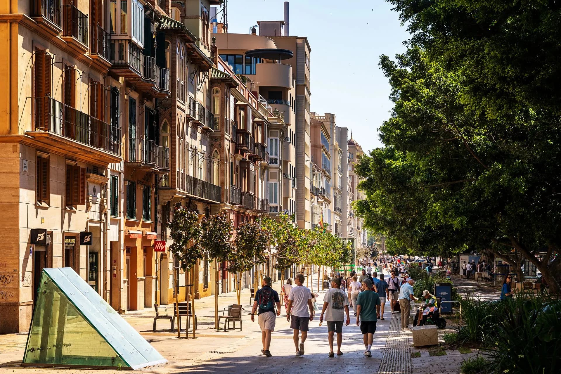 Grupo pequeño en una visita guiada a pie por una calle estrecha del casco antiguo cerca de la Catedral de Palma, Mallorca