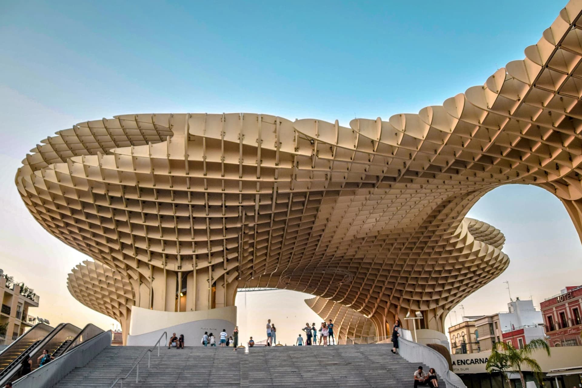 La Plaza de España de Sevilla achicharrada bajo un cielo despejado e intenso de julio