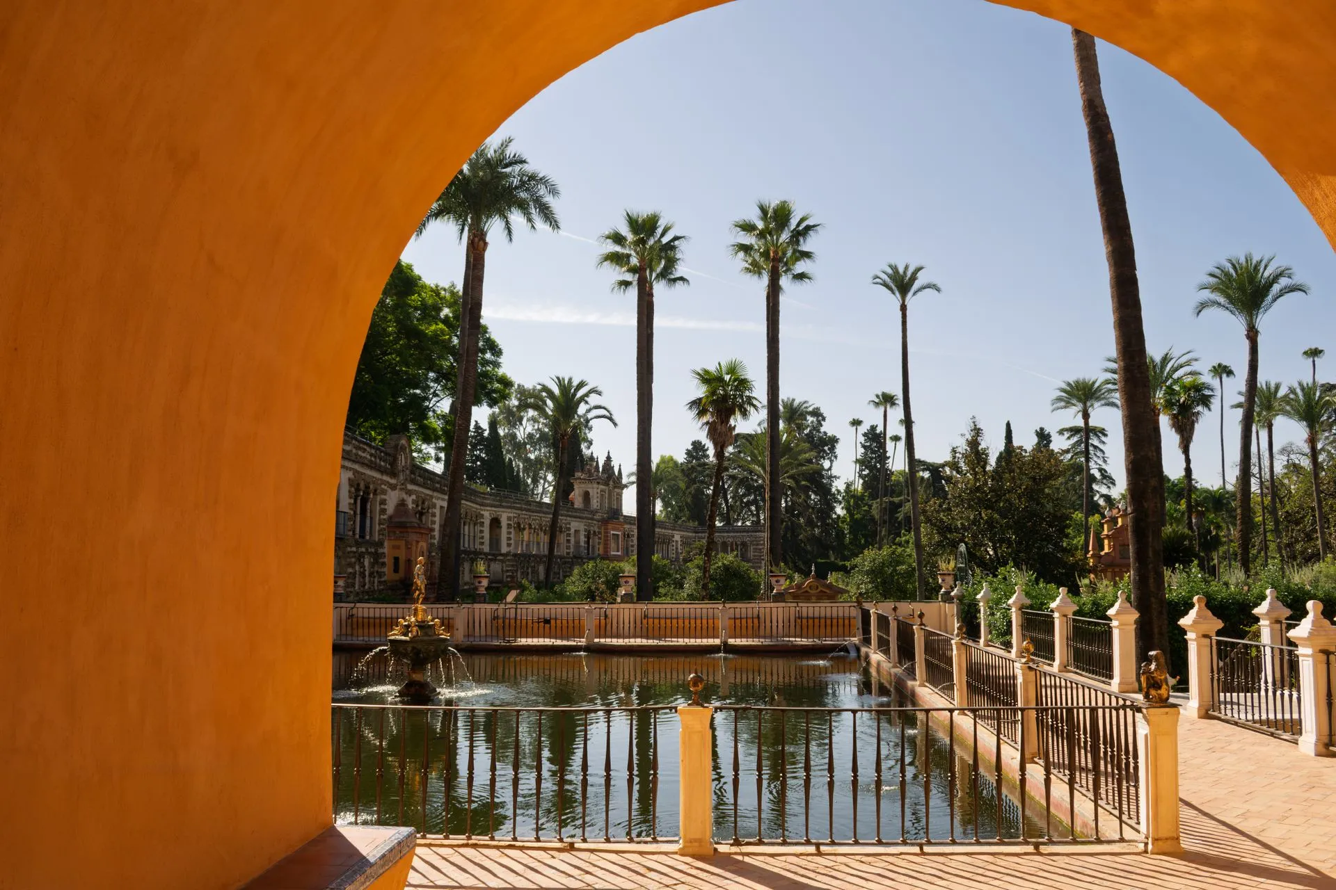 El Puente Nuevo sobre el tajo de Ronda, una popular excursión desde Sevilla, España