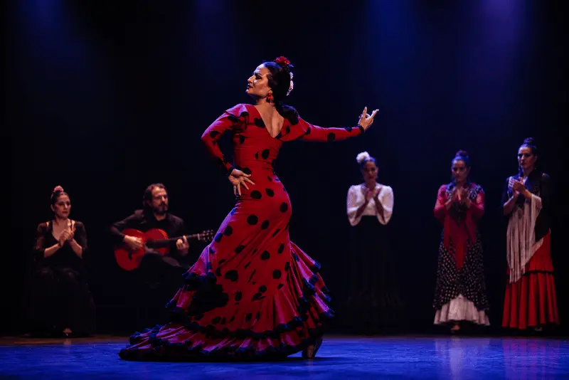 Bailaora de flamenco actuando en el escenario durante un espectáculo de flamenco tradicional en Sevilla, España