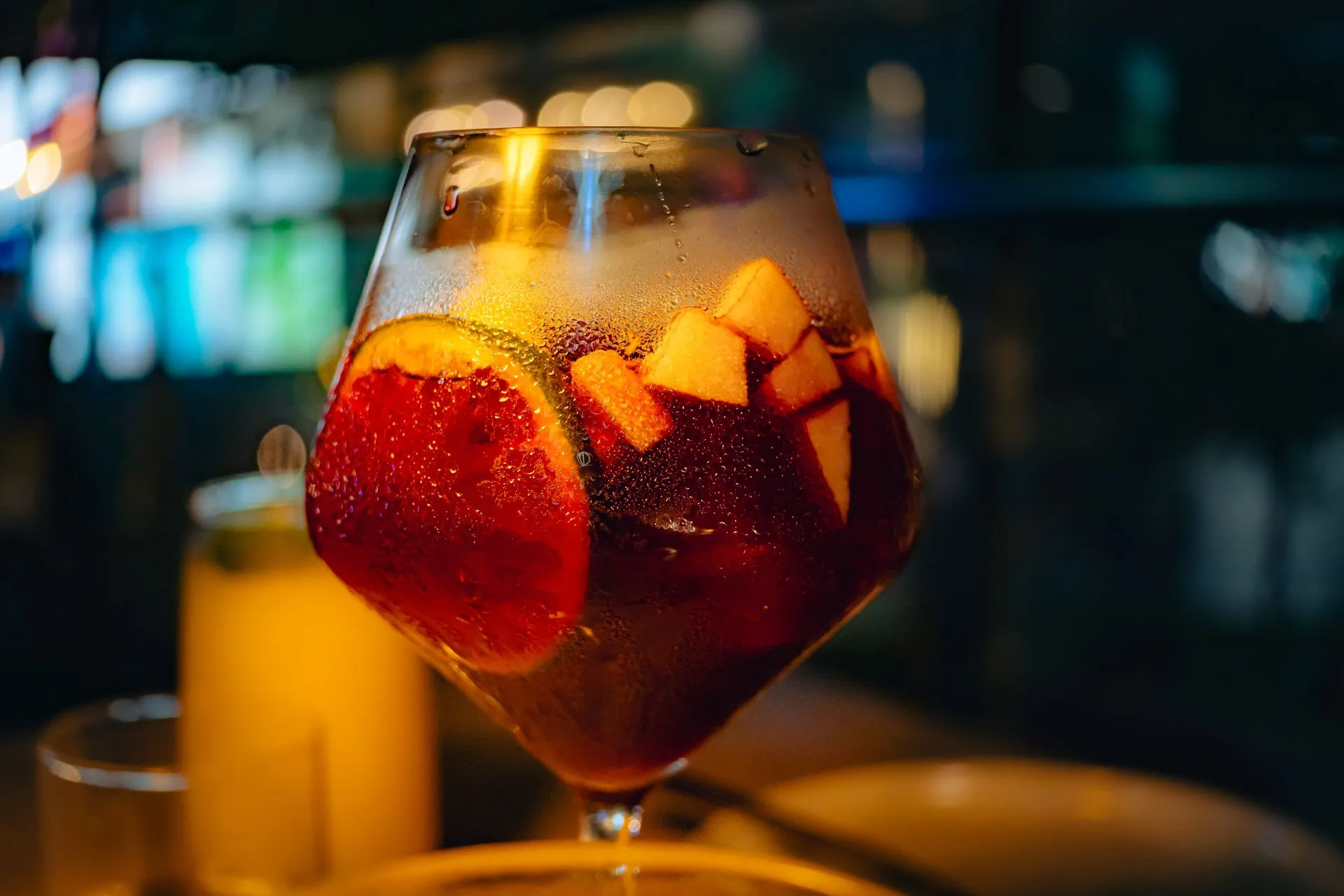 Copas de sangría y vino español con tapas en una terraza en Sevilla, España